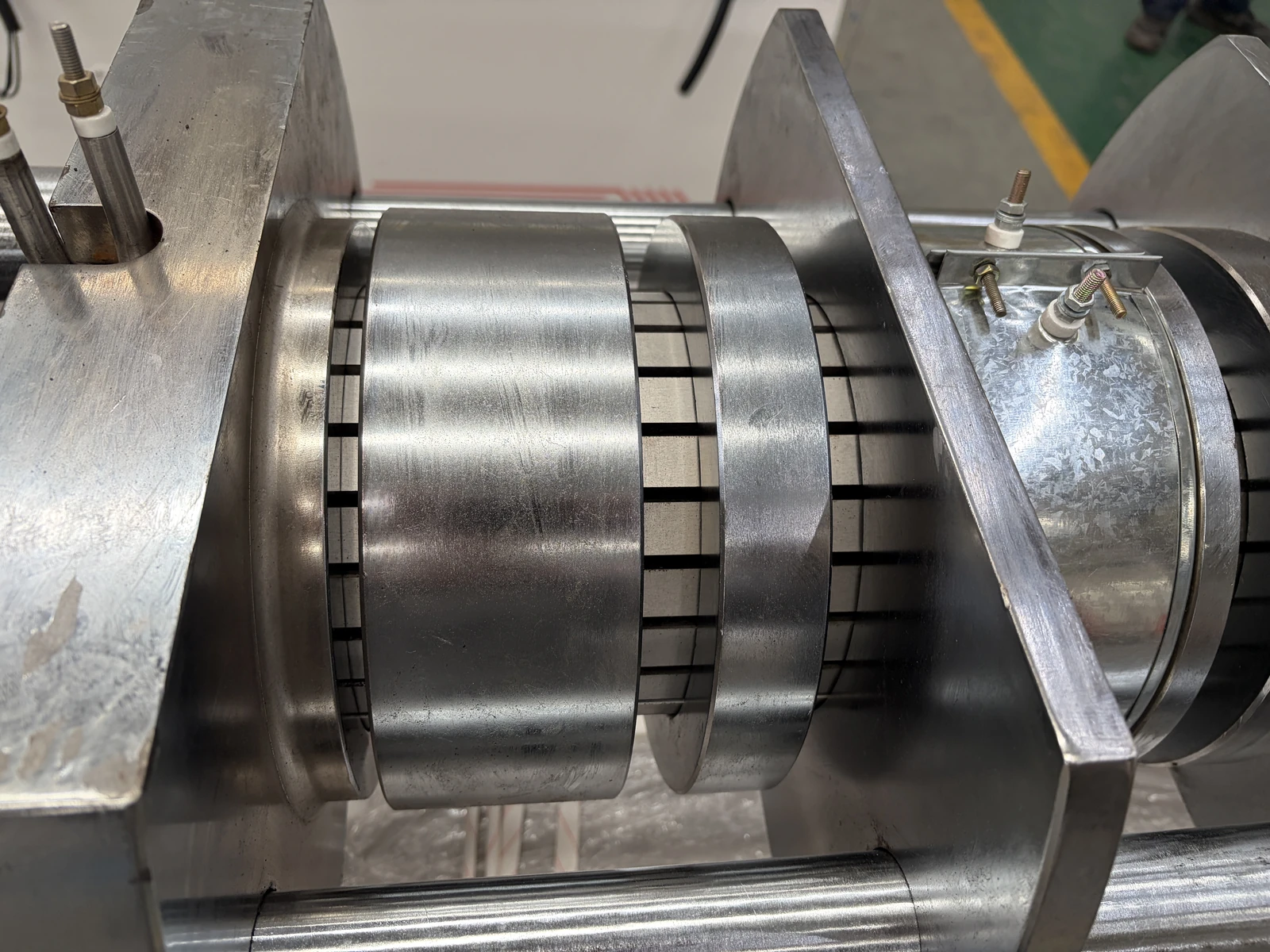 Pressing cage detail
